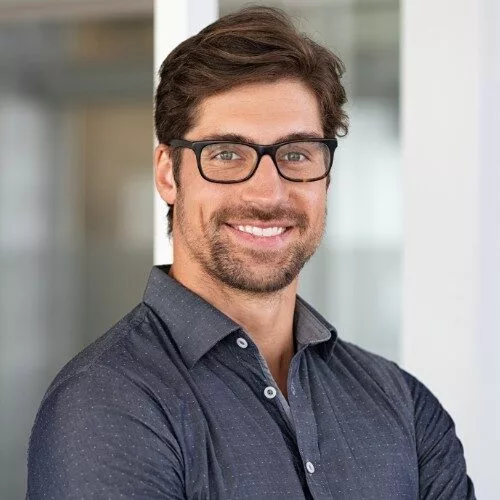 Mann in Hemd, lächelnd, professionell.